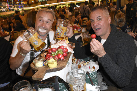 Welt der Wunder Wiesn Treff im Marstall Festzelt auf dem Oktoberfest 2018 in München