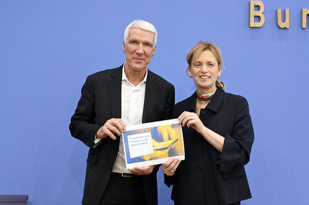 Bundespressekonferenz 'Seniorinnen und Senioren in der digitalen Welt' in Berlin