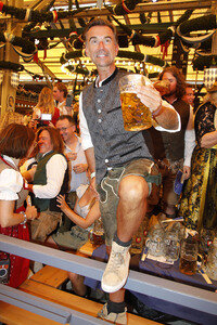 Wiesn Anstich im Schottenhamel Festzelt auf dem Oktoberfest 2025 in München