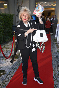 Theaterpremiere 'Der eingebildet Kranke' und 90. Geburtstag von Dieter Hallervorden in Berlin