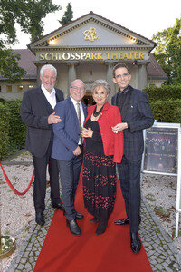 Theaterpremiere 'Der eingebildet Kranke' und 90. Geburtstag von Dieter Hallervorden in Berlin