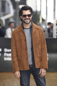 Ankunft von Álvaro Morte auf dem San Sebastian International Film Festival 2025