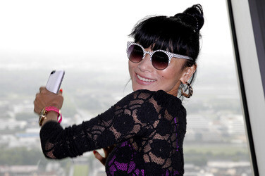 Bai Ling mit Entourage in Düsseldorf