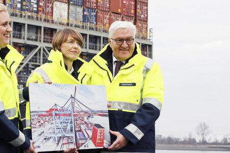Frank-Walter Steinmeier besichtigt den HHLA Container Terminal Altenwerder in Hamburg