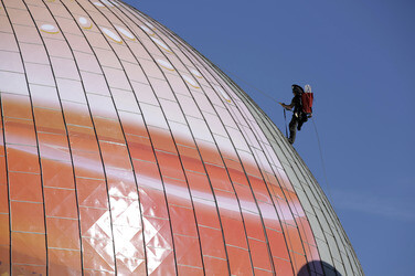 Zeiss-Großplanetarium wird zum 30m großen Burger, Berlin