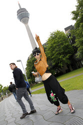 Bai Ling mit Entourage in Düsseldorf