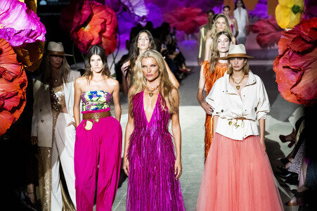 Lola Casademunt by Maite Fashion Show auf der Mercedes-Benz Fashion Week Madridhion Week Madrid