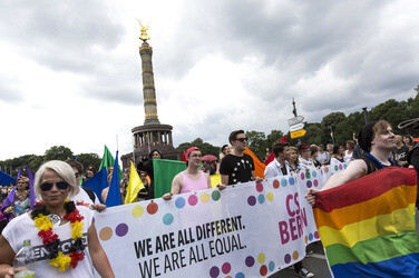 Parade zum 37. Christopher Street Day in Berlin