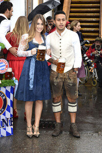 FC Bayern Team auf dem Oktoberfest in München