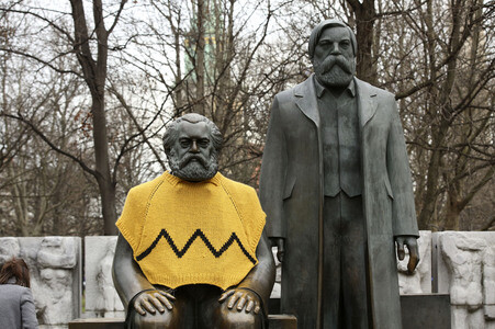 Karl Marx mit Charlie Brown Strickpullover in Berlin