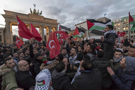 Pro-Palaestina Demonstration gegen die Anerkennung Jerusalems als Israels Hauptstadt in Berlin