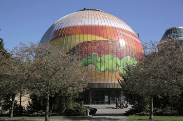 Zeiss-Großplanetarium wird zum 30m großen Burger, Berlin