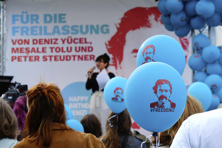 Demonstration für die Freilassung von Deniz Yücel in Berlin