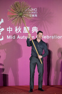 Hugh Jackman beim Tai Hang Fire Dragon Dance Festival in Hong Kong