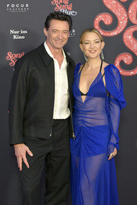 Filmpremiere 'Song Sung Blue' in Berlin