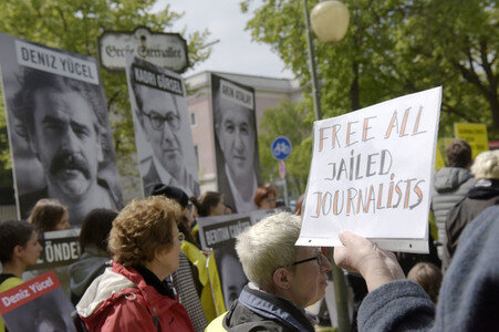 Demonstration für die Freilassung der in der Türkei inhaftierten Journalisten in Berlin