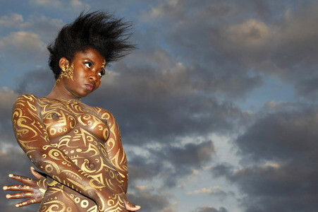 NATURE ART: Auf einem Feld in der Abendsonne / On a Field in the Evening Sun Bodypainting
