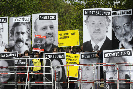 Demonstration für die Freilassung der in der Türkei inhaftierten Journalisten in Berlin
