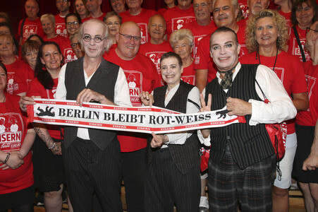 Fototermin mit Katharina Thalbach, Pierre Besson und Fans vom 1. FC Ubion in Berlin