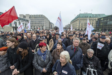 Kundgebung 'Aufstehen für eine neue soziale Demokratie' in Berlin