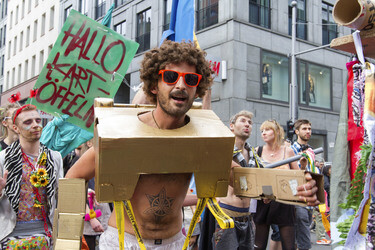 Demoparade gegen Fashion Terror und für Faire Mode und Trashion, Berlin