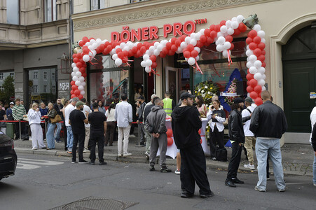 Eröffnung vom veganen Dönerladen 'Döner Pro' von Frederick Lau in Berlin