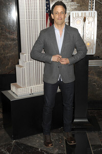 Seth Meyers schaltet das Licht am Empire State Building ein in New York