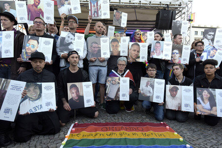 Gedenken an die Opfer des Anschlags von Orlando in Berlin