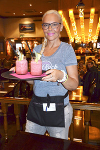 Pinktober Charity 'Server For A Day' in München