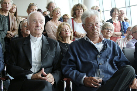 Ausstellungseröffnung 'Menschheitszirkus' in Ahrenshoop