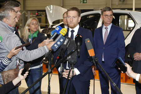 Carsten Schneider beim Besuch des VW-Werks in Zwickau