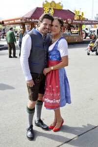 Oktoberfest-Anstich im Fisch Bäda Wiesnstadl in München