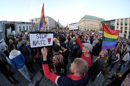 Gedenken an die Opfer des Anschlags von Orlando in Berlin
