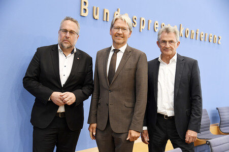 Bundespressekonferenz 'Sondervermögen für Infrastruktur - Mit Geld alleine kann man nicht bauen!' in Berlin