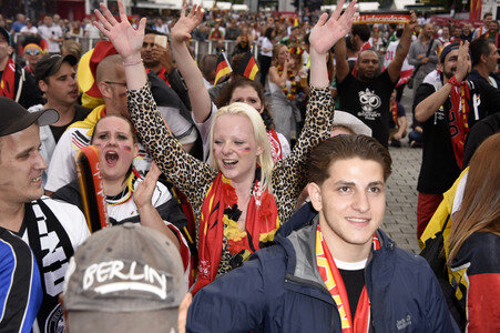 Fans beim UEFA-Fußball-Europameisterschaft 2016 Spiel Deutschland gegen Polen in Berlin