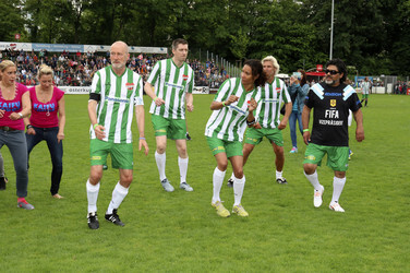 Charity-Fußballspiel 'Kicken mit Herz' in Hamburg