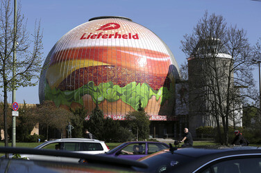 Zeiss-Großplanetarium Berlin als 30m großen Burger