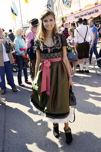 Damen-Wiesn 2015 von Unternehmerin Regine Sixt auf dem Oktoberfest in München
