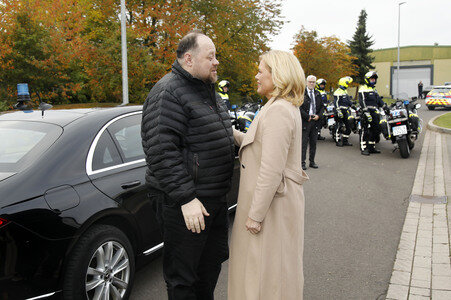 Julia Klöckner beim Besuch der Artillerieschule der Bundeswehr in Idar-Oberstein