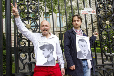Demonstranten ketten sich mit Handschellen am Tor der Russischen Botschaft fest, Berlin