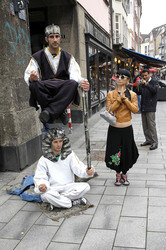 Bai Ling mit Entourage in Düsseldorf