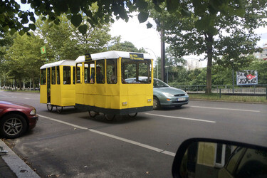 Tram fährt neben den Schienen, Berlin