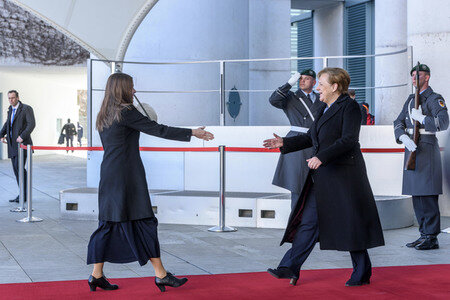 Angela Merkel empängt Katrin Jakobsdóttir in Berlin