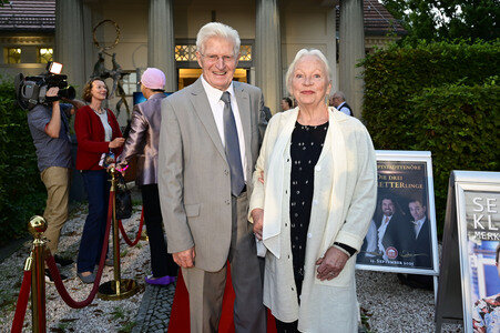 Theaterpremiere 'Der eingebildet Kranke' und 90. Geburtstag von Dieter Hallervorden in Berlin