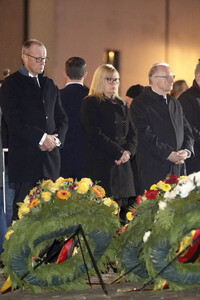 Kranzniederlegung in Gedenken der Opfer ein Jahr nach dem Anschlag auf den Weihnachtsmarkt in Magdeburg