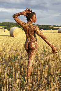 NATURE ART: Auf einem Feld in der Abendsonne / On a Field in the Evening Sun Bodypainting
