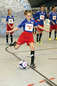 Benefiz-Fußballspiel 'Kicken mit Herz' 2017 in Hamburg