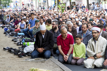 Freitagsgebet vor der abgebrannten Mevlana-Moschee, Berlin