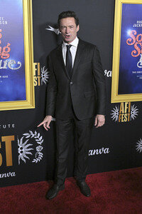 Closing Ceremony und Filmpremiere 'Song Sung Blue', AFI Fest 2025 in Los Angeles