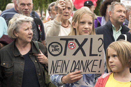 Demo für die Schließung des Flughafens Tegel in Berlin
